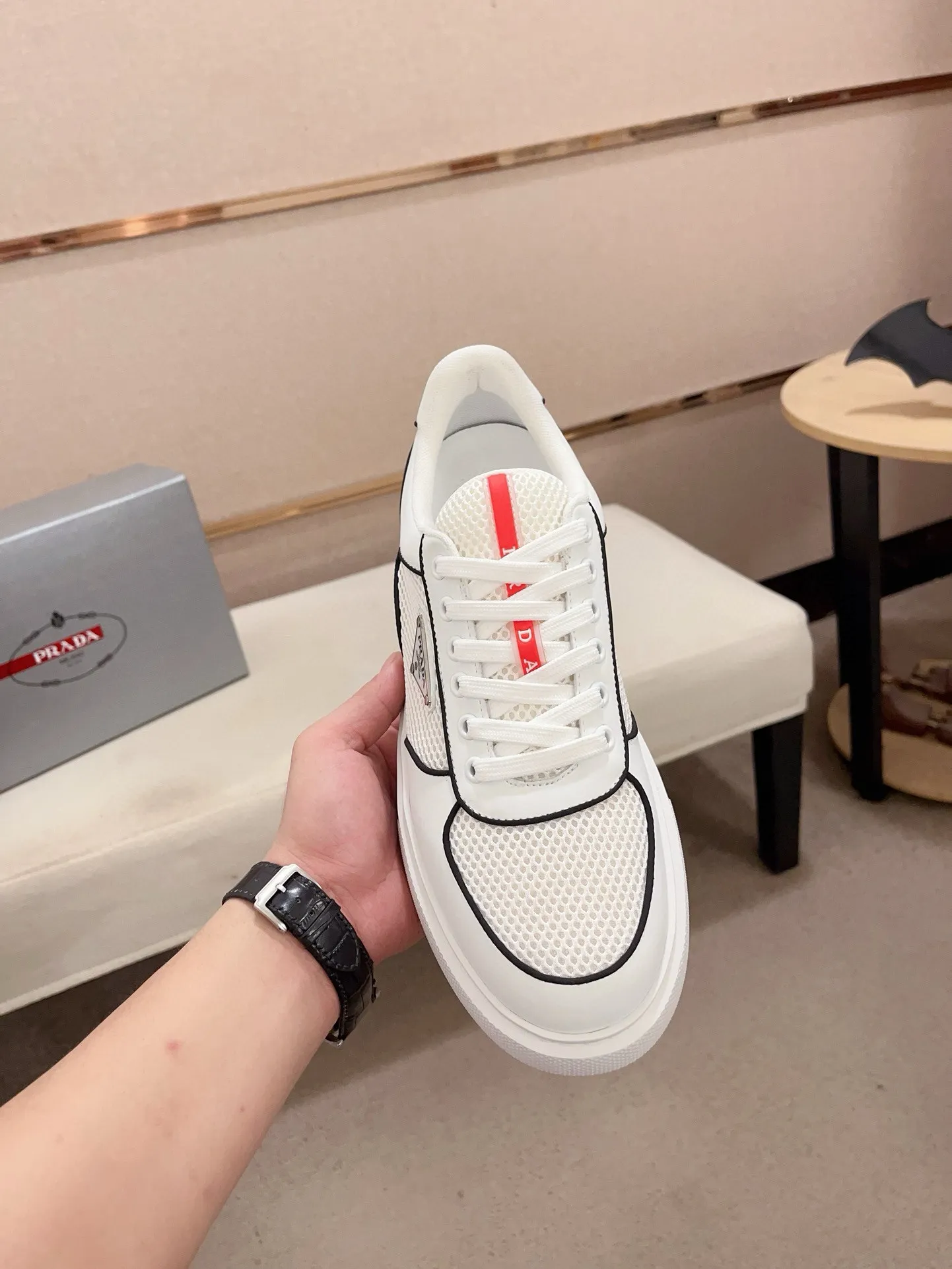 Men's shoes 💰 580💰 ✔️✔️✔️High-quality new PRADA counters are launched at the same time. The new men's shoes and 😘fabrics are selected from first-layer cowhide and are made by pure handicrafts. Lining: Full cowhide lining. 👍🏿 High-end ☄️ air-cushion molded anti-slip rubber outsole, exquisite lines, simple and elegant, comfortable and high-end for leisure travel. Code number: 38 to 44 (45 can be customized)